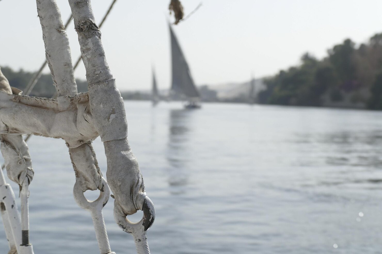 Aswan'da Nil Nehri üzerinde geleneksel yelkenli
